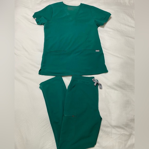 FIGS Emerald Green Scrub Kit - Picture 1 of 7